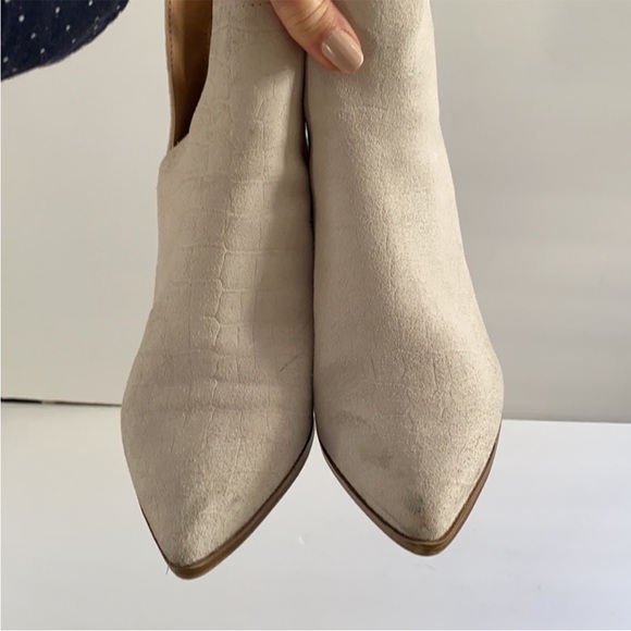 STEVE MADDEN | ‘Darryn’ Bootie Stacked Heel Bone/ White. Size: 9M. - Picture 12 of 16